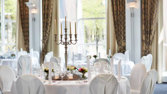 Festlich dekorierte Tische und Stühle im Park Hotel Bad Lippspringe