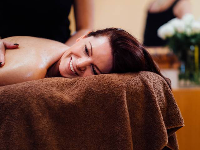 Frau bei der Massage im Park Hotel & Spa Bad Lippspringe