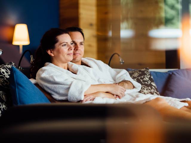 Paar im Bademantel im Ruhebereich beim Wellness im Park Hotel Bad Lippspringe