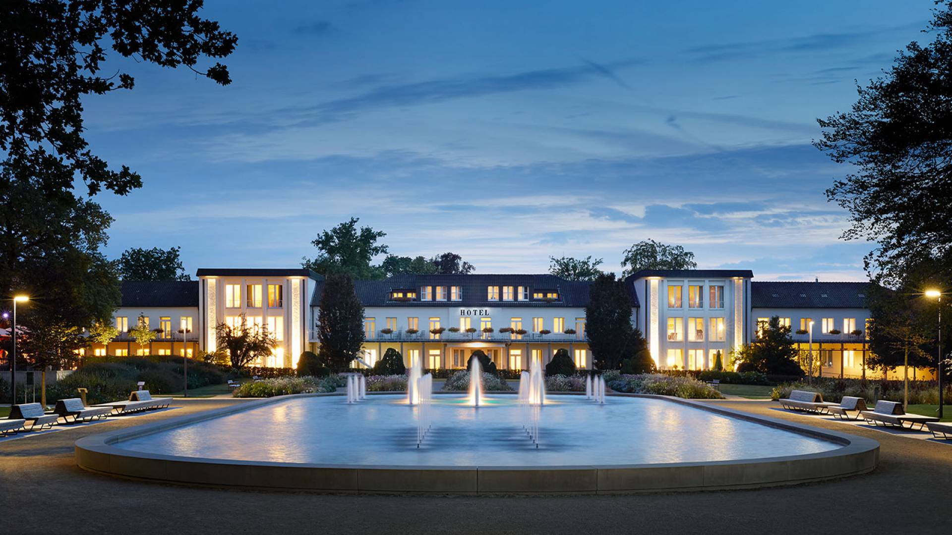 Außenansicht Dämmerung Park Hotel Bad Lippspringe