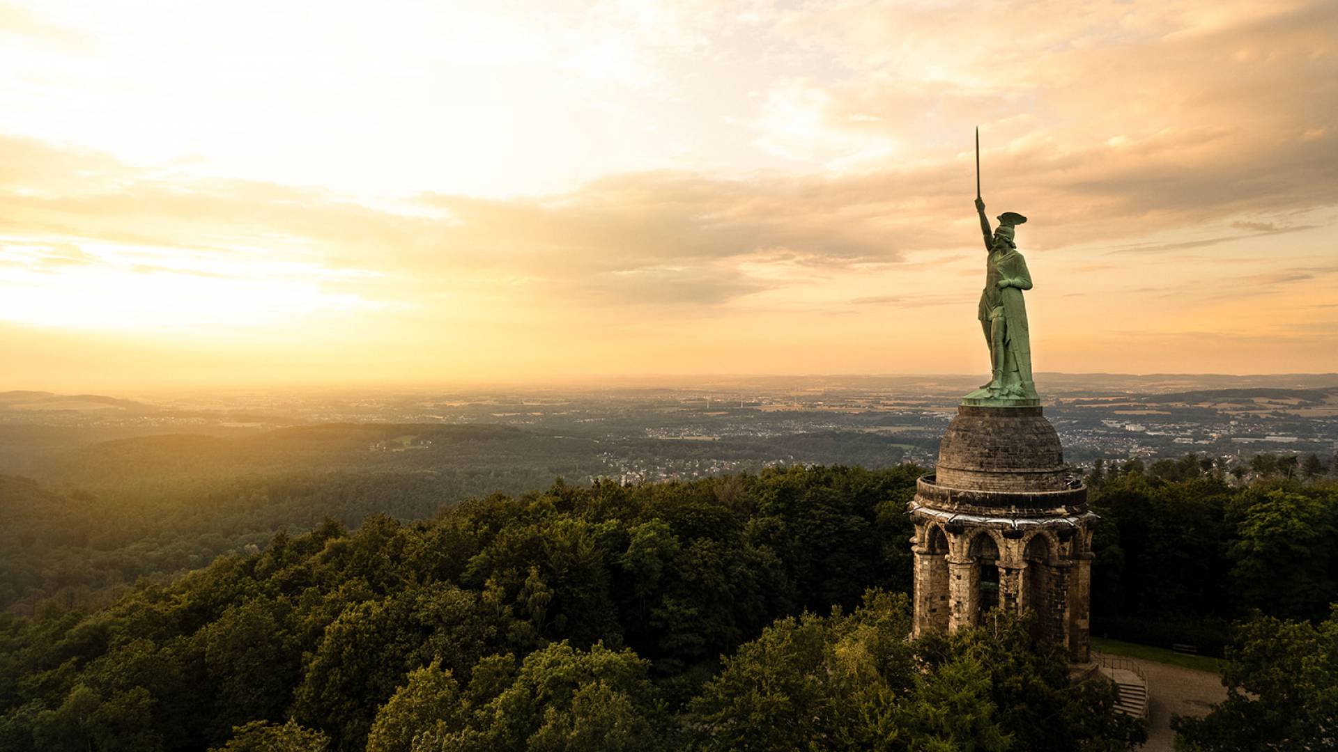 Luftaufnahme Hermannsdenkmal bei Sonnenuntergang
