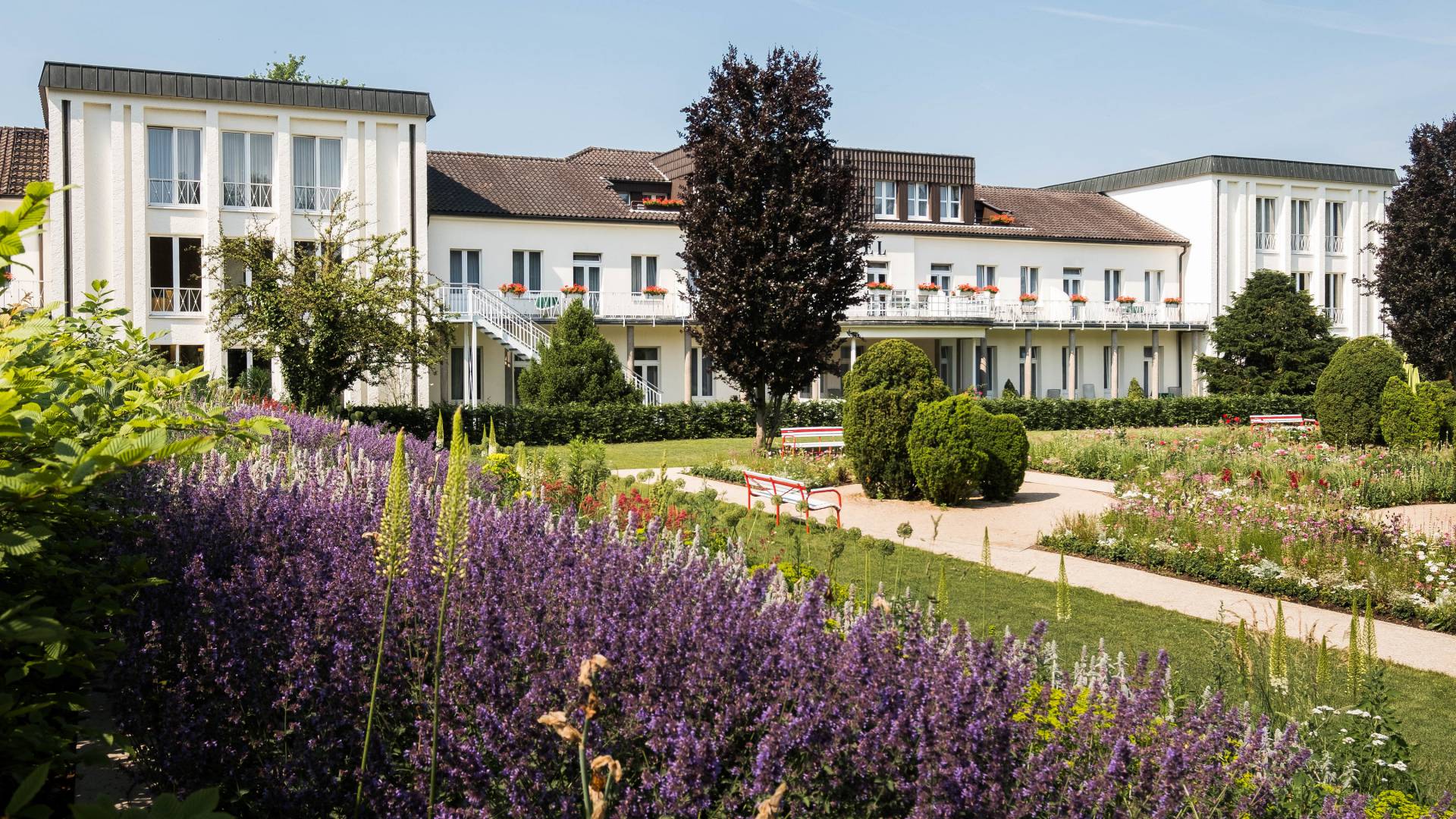 Außensicht Park Hotel Bad Lippspringe mit Grünanlage