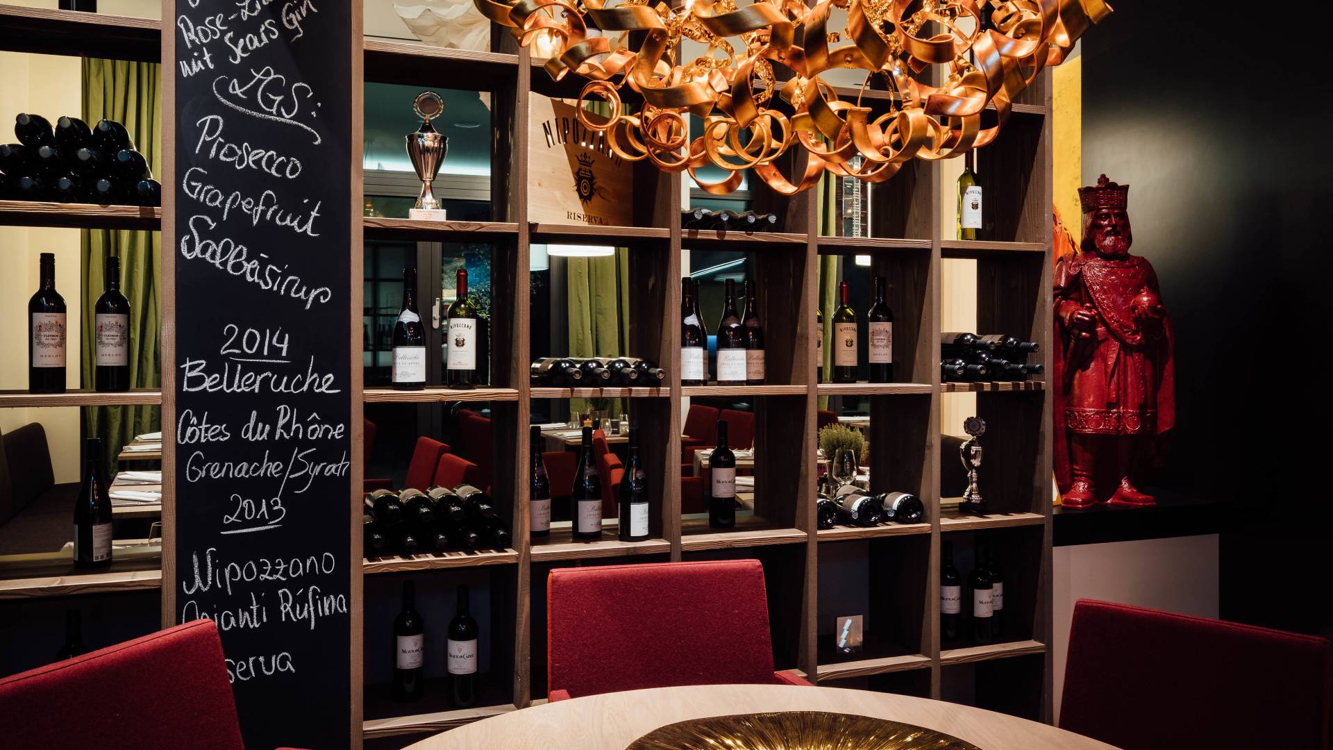 Weinregal in der Bar im Park Hotel Bad Lippspringe