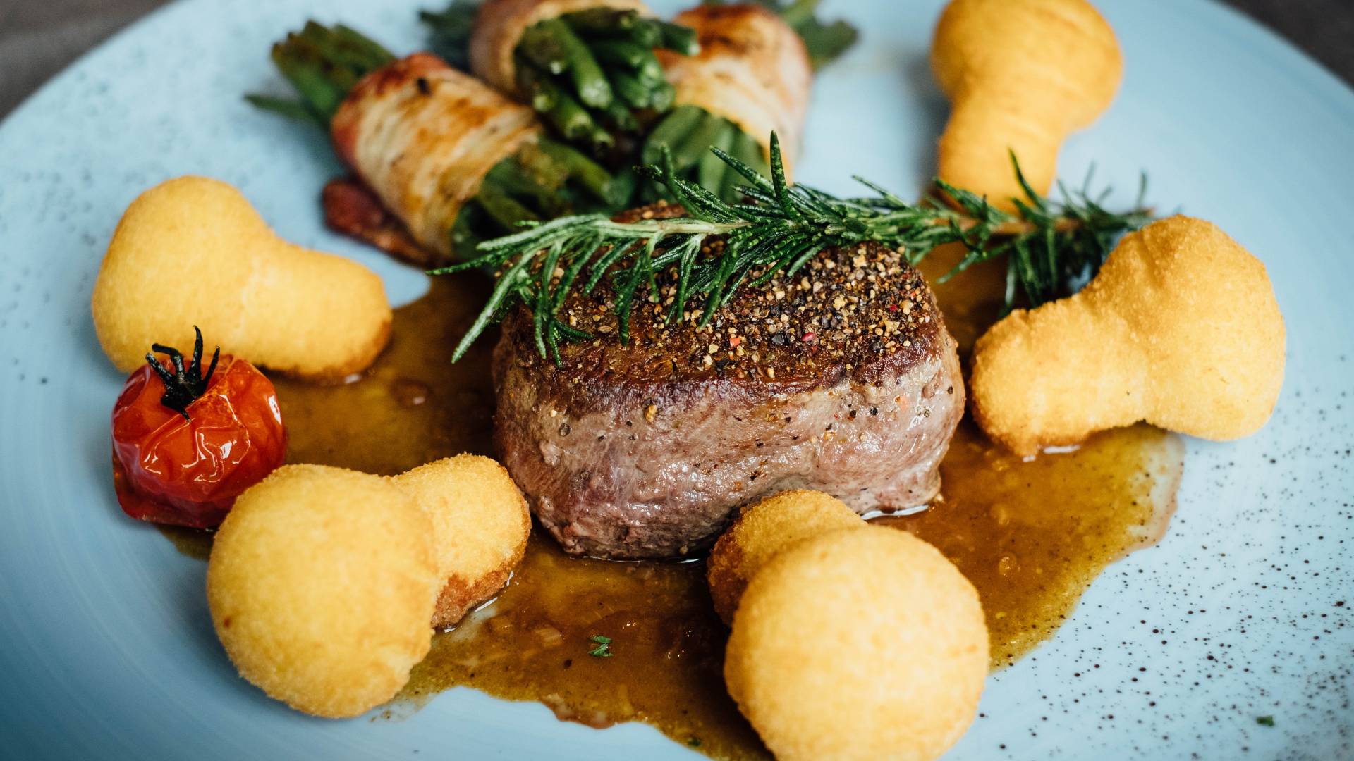 Schweinemedaillons mit Kroketten und Bohnen im Speckmantel