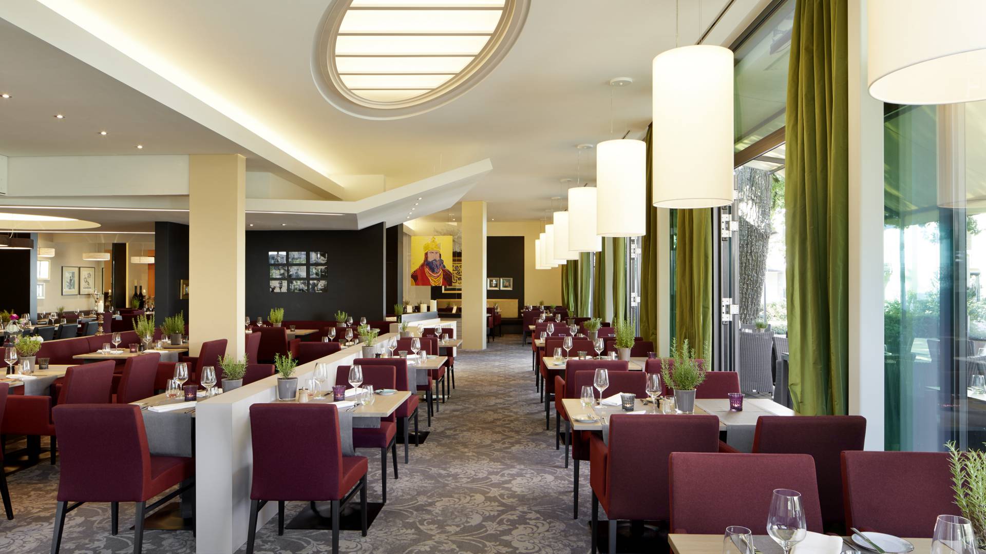 Moderner Restaurantbereich im Park Hotel & Spa