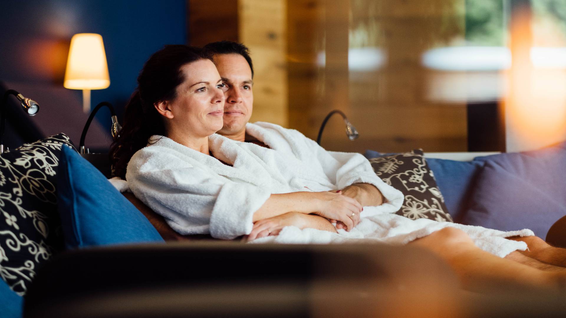 Paar im Bademantel im Ruhebereich beim Wellness im Park Hotel Bad Lippspringe