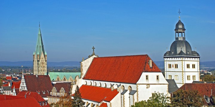 Blick über Paderborn mit Dom im Hintergrund